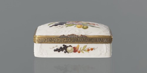 Snuffbox tin, Koenigliche Porzellan Manufaktur KPM; Berlin; 1763-1918 manufacturer, flowers, fruit,