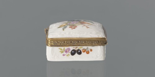 Snuffbox tin, Koenigliche Porzellan Manufaktur KPM; Berlin; 1763–1918. Snuffbox in the form of a