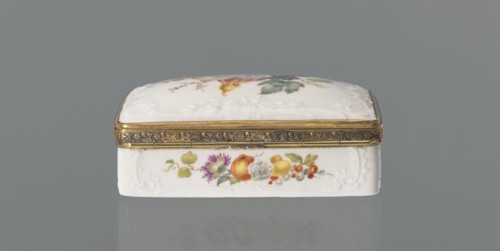 Snuffbox tin, Koenigliche Porzellan Manufaktur KPM; Berlin; 1763–1918. Snuffbox in the form of a