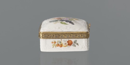 Snuffbox tin, Koenigliche Porzellan Manufaktur KPM; Berlin; 1763–1918. Snuffbox in the form of a