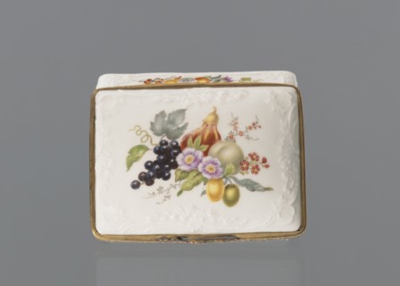 Snuffbox tin, Koenigliche Porzellan Manufaktur, ca. 1765–1770, Berlin, Germany. Snuffbox in the