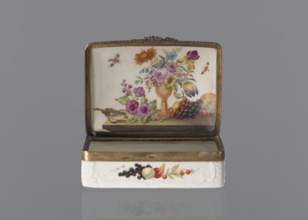 Snuffbox tin, Koenigliche Porzellan Manufaktur KPM; Berlin; 1763-1918. Snuffbox in the form of a