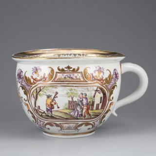 Chamber pot with genre miniatures, Porzellanmanufaktur du Paquier Vienna; 1718–1744. A chamber pot