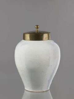Tobacco jar with brass lid. Faience, De Vergulde Blompot factory; 1616–1841 and Delft ceramics