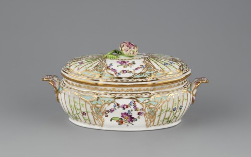 Vase with a lid, with Reliefzierat decoration, Koenigliche Porzellan Manufaktur KPM ; Berlin ;