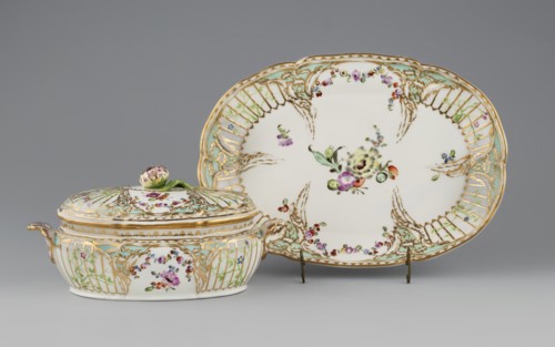 Vase with a lid with Reliefzierat decoration, relief ornament Reliefzierat, rocaille ornament; oval