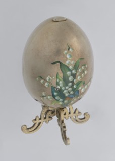 Easter egg, silver, smooth, composed of two opening halves on a hinge, cut vertically; on one part