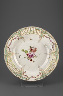 Platter with Reliefzierat decoration and flowers, Königliche Porzellan-Manufaktur KPM, Berlin;