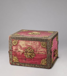 Casket case. Rectangular wooden box covered with red velvet, with gold thread trimmings on the