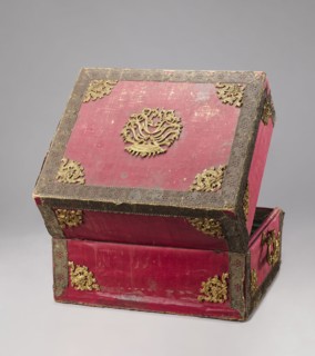 Casket case, The case is a rectangular wooden box covered with red velvet, with gold thread