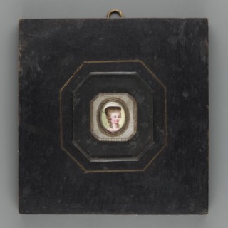 Woman's head in a high wig. Portrait en trois-quarts of a woman with a high blond wig trimmed with