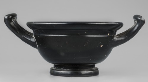 Black-finned skyphos, Czara-skyphos of the thick-walled variety with two handles, with a deep bowl