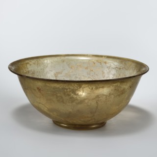 Bowl, bowl with a ring-shaped foot, walls that flare evenly upwards and a flared rim; inside the