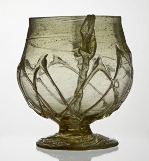 Skyphos, deep bowl with wide foot and two small vertical handles. Surface decorated with a zigzag