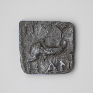 Weight 1/2 mina. Square weight with straight side edges, slightly protruding above the face. The