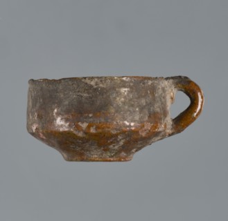 Miniature scoop with a flat bottom; walls widening diagonally to 1/3 then running vertically