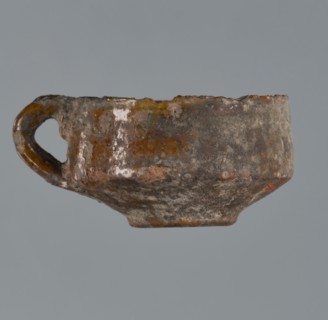 Miniature scoop with a flat bottom; walls widen diagonally to 1/3 then run vertically upwards; one