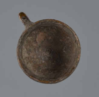 Miniature scoop with a flat bottom; walls widen diagonally to 1/3 then run vertically upwards;