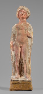 Male figurine, unknown Boeotian workshop. Standing man on a high quadrangular base, arched at the