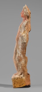 Male figurine, unknown Boeotian workshop. Standing man on a high quadrangular base, arched at the