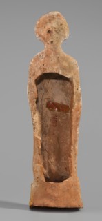 Male figurine, unknown Boeotian workshop. Standing man on a high quadrangular base, arched at the