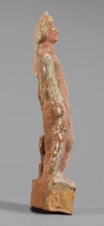 Male figurine, unknown Boeotian workshop. Standing man on a high quadrangular base, arched at the