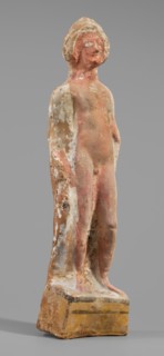 Male figurine, unknown Boeotian workshop. Standing man on a high quadrangular base, arched at the