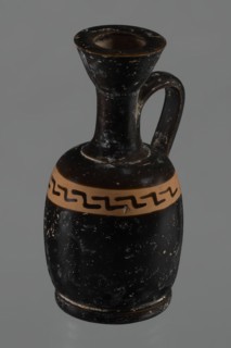Black-finned aryballois lekythos, /workshop. Lekythos in black-finned pottery. Large ring-shaped