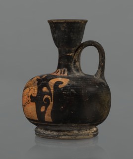 Red-figure aryballos lekythos, unknown Campanian workshop. A squat lekythos with a ring-shaped foot
