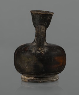 Red-figure aryballos lekythos, unknown Campanian workshop. A squat lekythos with a ring-shaped foot