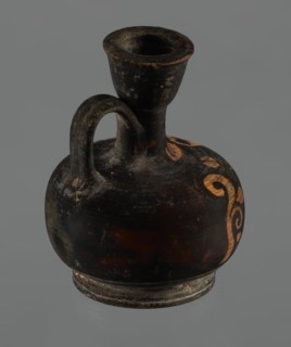 Red-figure aryballos lekythos, unknown Campanian workshop. A squat lekythos with a ring-shaped foot