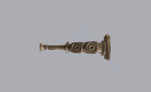 Arched fibula, unknown Roman workshop. Fibula with an arched hoop decorated with two crossbars and
