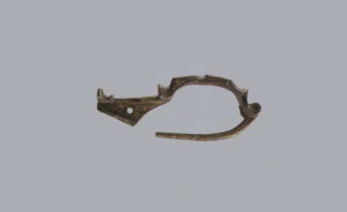 Arched fibula, unknown Roman workshop. Fibula with an arched hoop decorated with two crossbars and