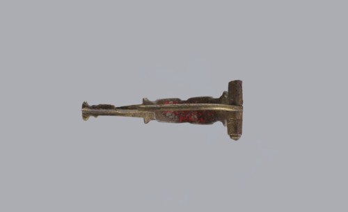 Arched fibula, unknown Roman workshop. Fibula with an arched hoop decorated with two crossbars and