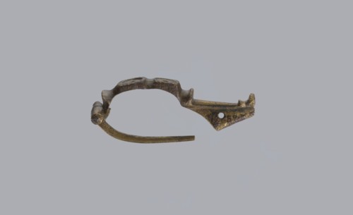 Arched fibula, unknown Roman workshop. Fibula with an arched hoop decorated with two crossbars and