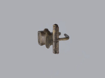 Arched fibula, unknown Roman workshop. Fibula with an arched hoop decorated with two crossbars and
