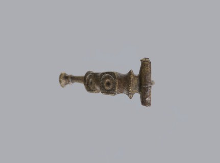 Arched fibula, unknown Roman workshop. Fibula with an arched hoop decorated with two crossbars and