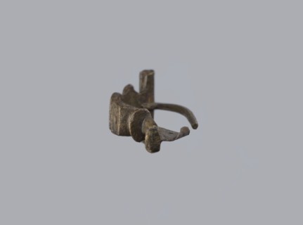 Arched fibula, unknown Roman workshop. Fibula with an arched hoop decorated with two crossbars and