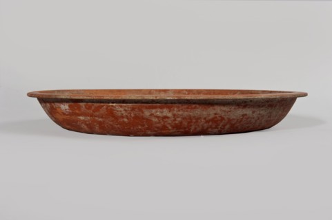 Terra sigillata plate. Plate with a flat bottom and almost vertical side walls. Narrow, flat rim.