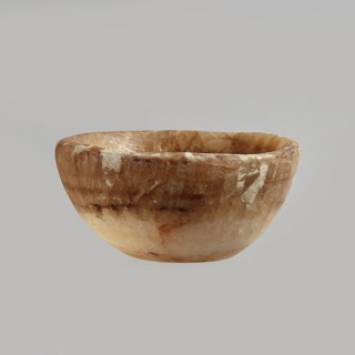 Bowl made of striped, coarse-crystalline Egyptian alabaster, waxed, with a flat bottom and gently