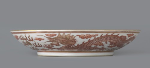 Plate. Decorated in the mirror and on the outer wall with a pair of dragons with a pearl among