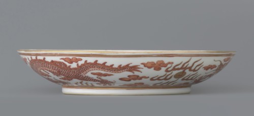 Plate, Porcelain dish, decorated in the mirror and on the outer wall with a pair of dragons with a