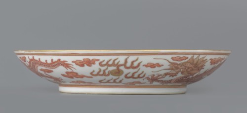 Plate. Decorated in the mirror and on the outer wall with a pair of dragons with a pearl among