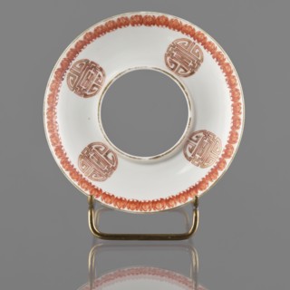 Bowl stand. Porcelain shard in the form of a ring with white glaze; decoration painted with