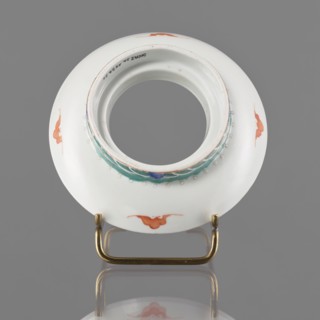 Bowl stand. Porcelain shard in the form of a ring with white glaze; decoration painted with