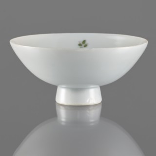 Bowl on a high foot, Porcelain bowl with white glaze and overglaze painted decoration of birds and