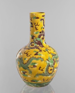 Vase, Chinese; Qing dynasty, Kangxi period 1662–1722; porcelain cylindrical-neck vessel with fa-hua
