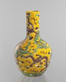 Vase, Chinese, Qing dynasty Kangxi, 1662–1722, fa-hua decoration, dragons iconography, cylindrical