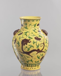 Vase. Chinese; Qing dynasty 1644–1911, 19th century. Porcelain vessel, height 24.5 cm, diameter 17
