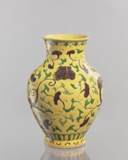 Vase., Chinese, Qing dynasty 1644–1911. Ceramic vessel, 19th century. With a low foot; neck